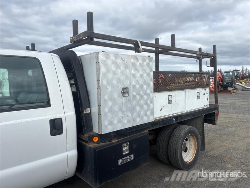 Ford F-550 4x4 Crew Cab Flatbed Truck Platformas/izkraušana no sāniem