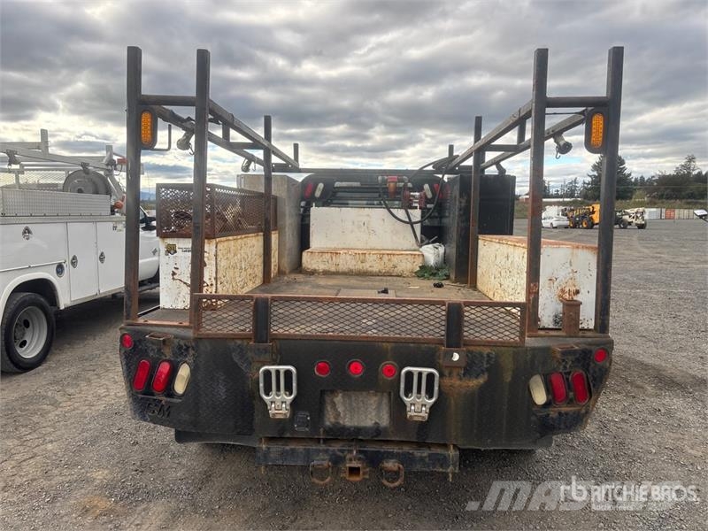 Ford F-550 4x4 Crew Cab Flatbed Truck Platformas/izkraušana no sāniem