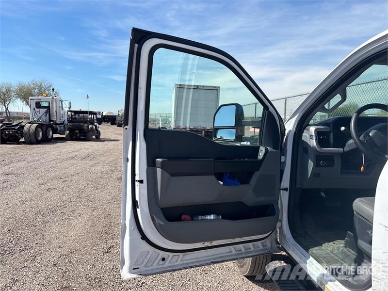 Ford F-550 4x4 Crew Cab Versatile Hauler Truck Tracteur routier