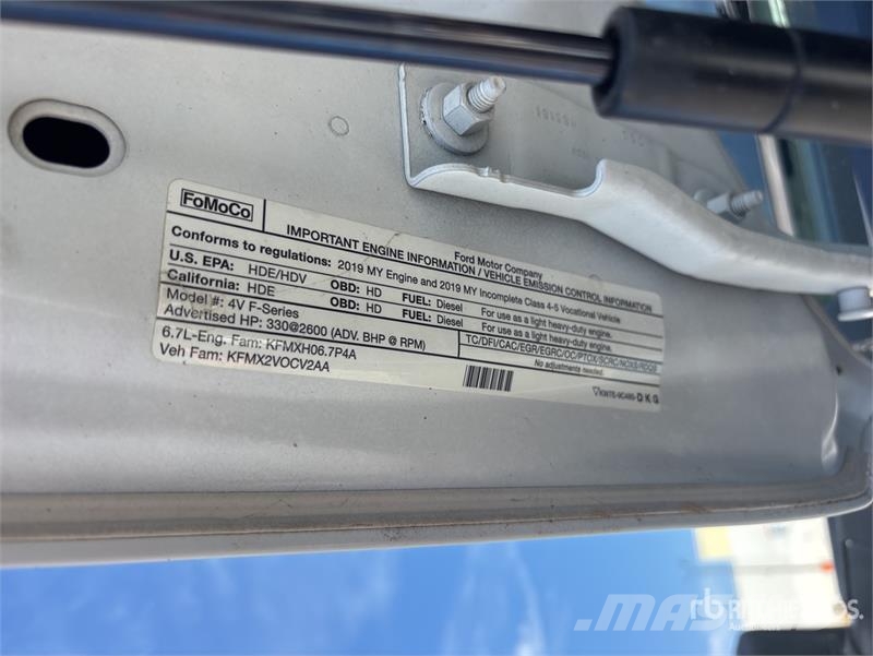 Ford F-550 4x4 Crew Cab Flatbed Truck شاحنات مسطحة/مفصلية الجوانب