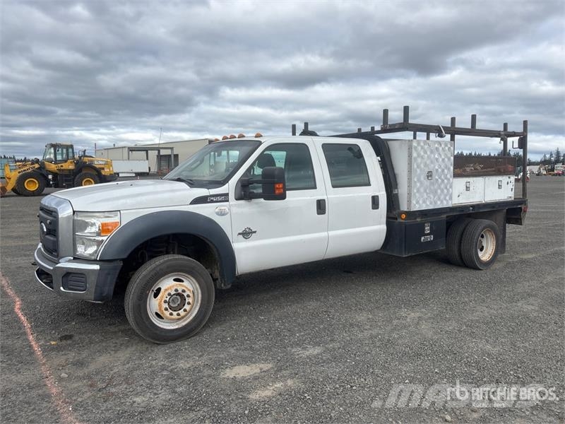 Ford F-550 4x4 Crew Cab Flatbed Truck Platformas/izkraušana no sāniem