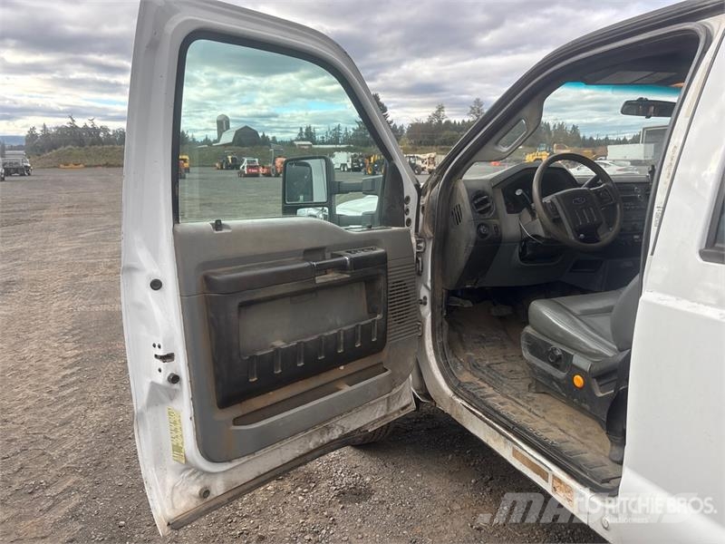 Ford F-550 4x4 Crew Cab Flatbed Truck Platformas/izkraušana no sāniem