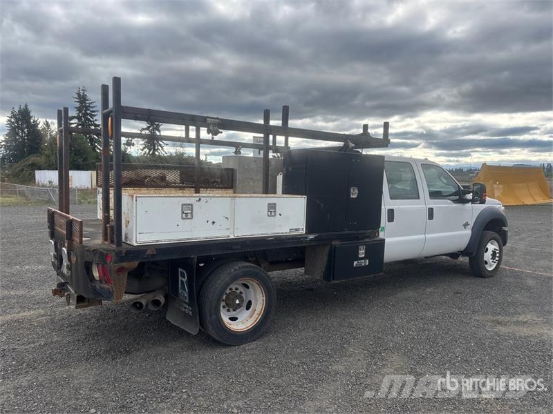 Ford F-550 4x4 Crew Cab Flatbed Truck Platformas/izkraušana no sāniem