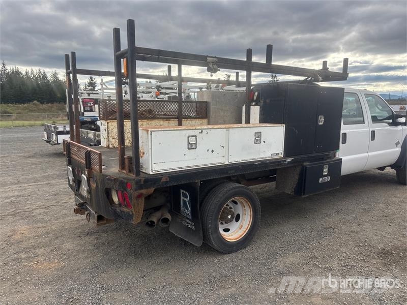 Ford F-550 4x4 Crew Cab Flatbed Truck Platformas/izkraušana no sāniem