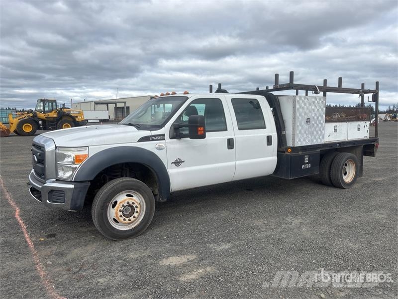 Ford F-550 4x4 Crew Cab Flatbed Truck Platformas/izkraušana no sāniem