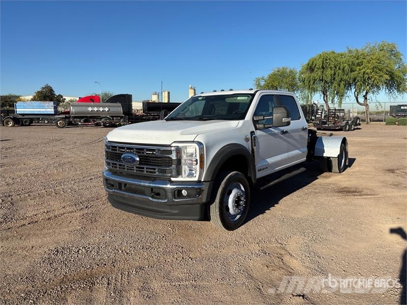 Ford F-550 4x4 Crew Cab Versatile Hauler Truck Tracteur routier