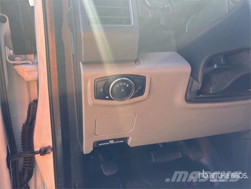 Ford F-550 4x4 Crew Cab Flatbed Truck شاحنات مسطحة/مفصلية الجوانب