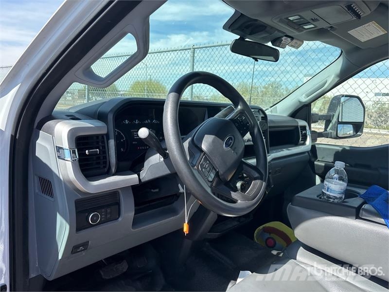 Ford F-550 4x4 Crew Cab Versatile Hauler Truck Tracteur routier