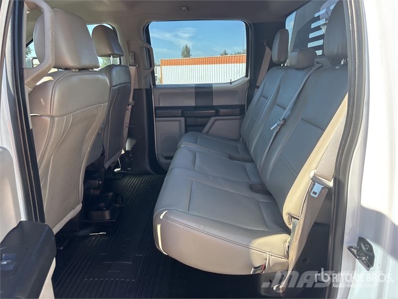 Ford F-550 4x4 Crew Cab Flatbed Truck شاحنات مسطحة/مفصلية الجوانب