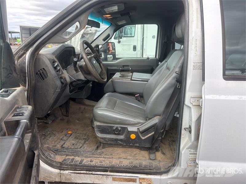 Ford F-550 4x4 Crew Cab Flatbed Truck Platformas/izkraušana no sāniem