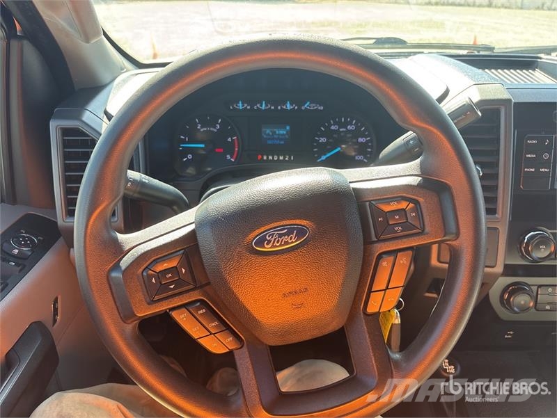 Ford F-550 4x4 Crew Cab Flatbed Truck شاحنات مسطحة/مفصلية الجوانب
