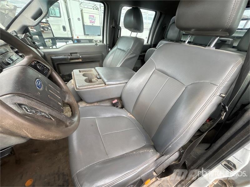 Ford F-550 4x4 Crew Cab Flatbed Truck Platformas/izkraušana no sāniem