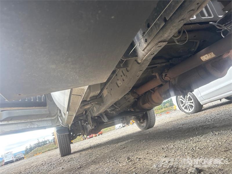 Ford F-550 4x4 Crew Cab Flatbed Truck Platformas/izkraušana no sāniem