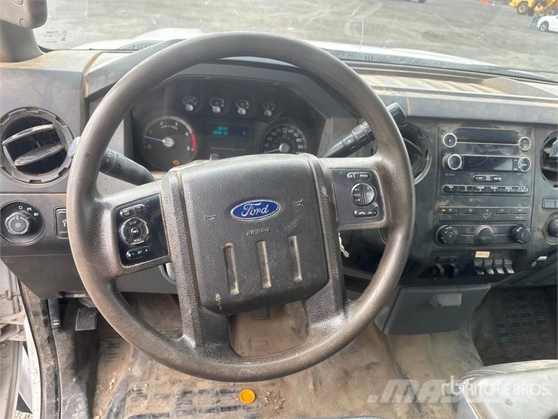 Ford F-550 4x4 Crew Cab Flatbed Truck Platformas/izkraušana no sāniem