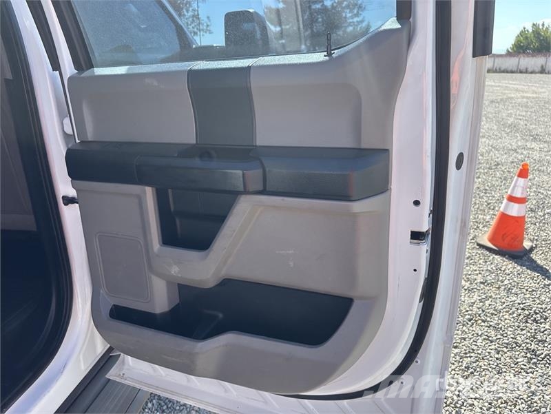Ford F-550 4x4 Crew Cab Flatbed Truck شاحنات مسطحة/مفصلية الجوانب