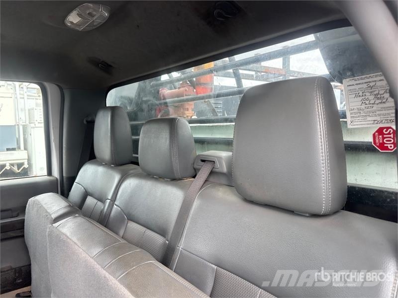 Ford F-550 4x4 Crew Cab Flatbed Truck Platformas/izkraušana no sāniem