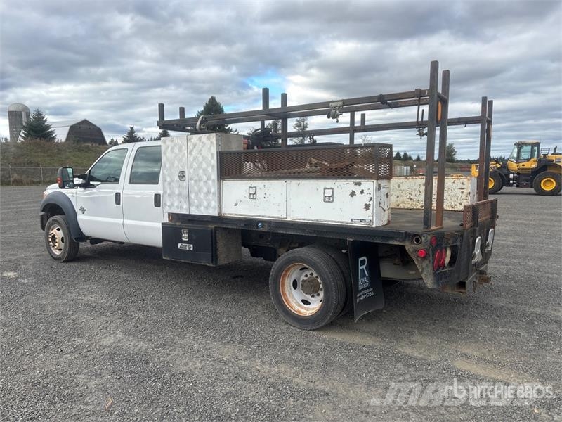 Ford F-550 4x4 Crew Cab Flatbed Truck Platformas/izkraušana no sāniem
