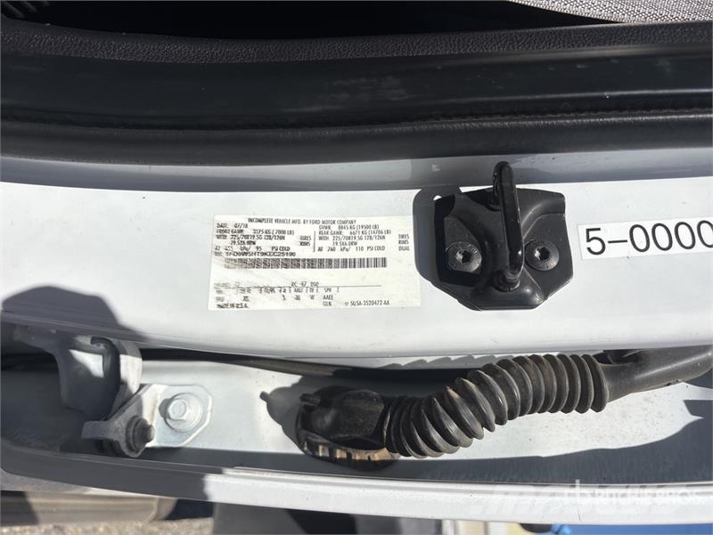 Ford F-550 4x4 Crew Cab Flatbed Truck شاحنات مسطحة/مفصلية الجوانب