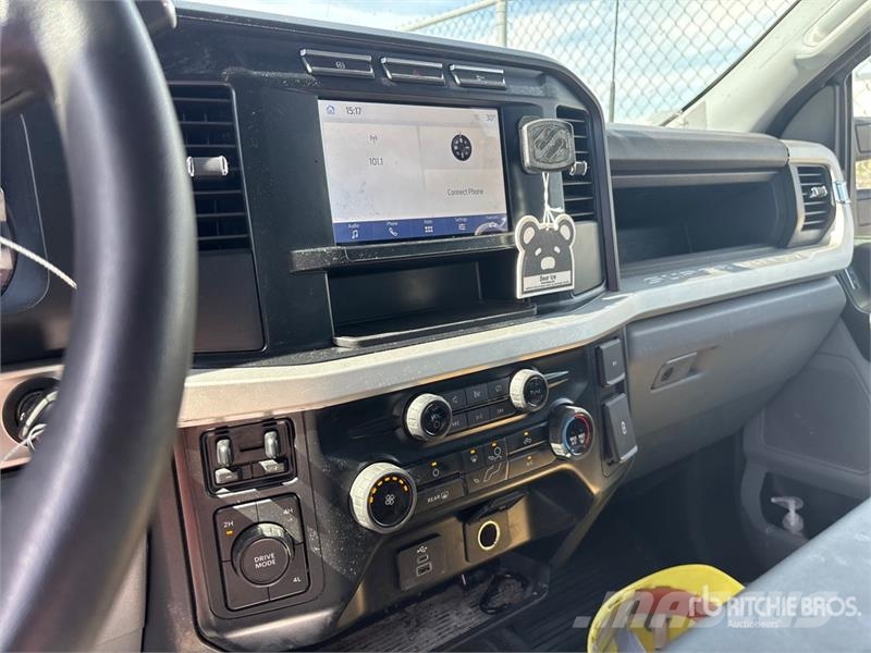 Ford F-550 4x4 Crew Cab Versatile Hauler Truck Tracteur routier