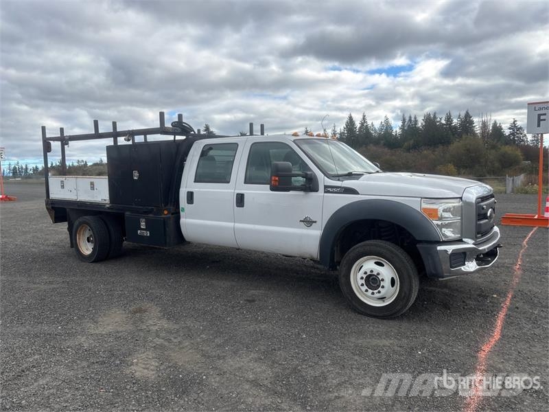 Ford F-550 4x4 Crew Cab Flatbed Truck Platformas/izkraušana no sāniem