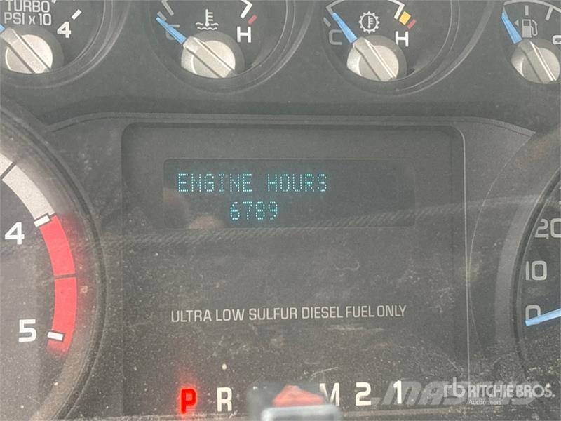 Ford F-550 4x4 Crew Cab Flatbed Truck Platformas/izkraušana no sāniem