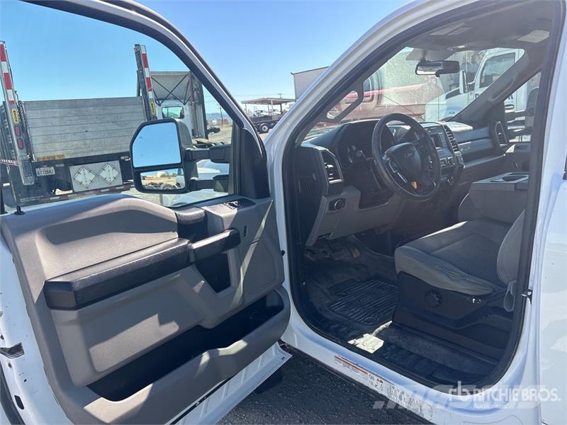 Ford F-550 4x4 Flatbed Truck Planbiler