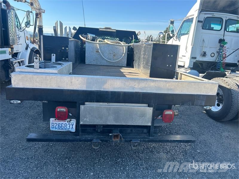 Ford F-550 Flatbed Truck Platformas/izkraušana no sāniem