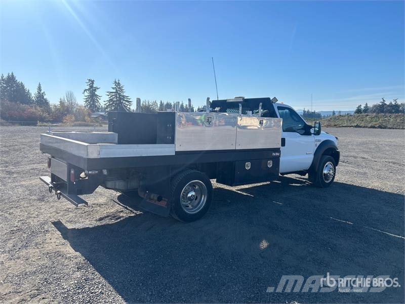 Ford F-550 Flatbed Truck Platformas/izkraušana no sāniem