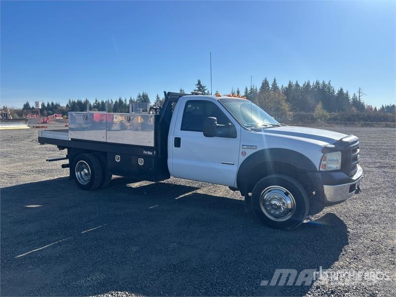 Ford F-550 Flatbed Truck Platformas/izkraušana no sāniem
