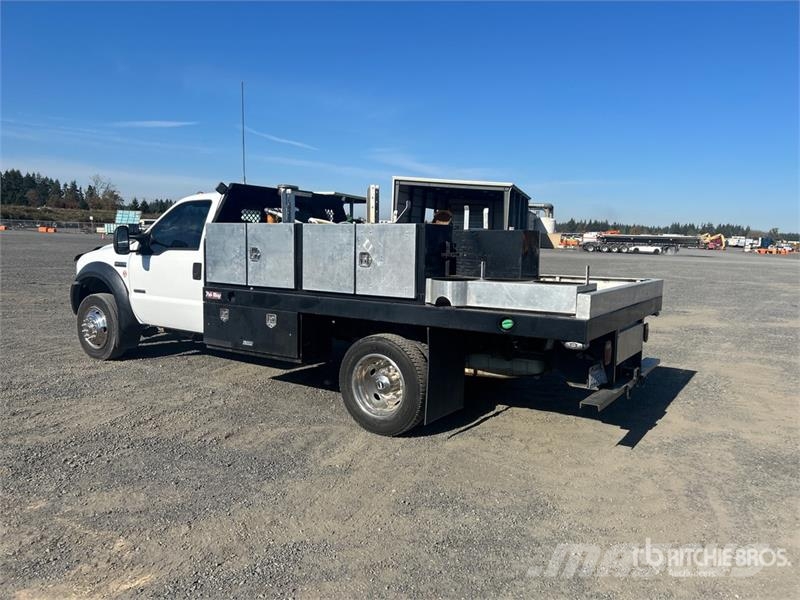 Ford F-550 Flatbed Truck Platformas/izkraušana no sāniem