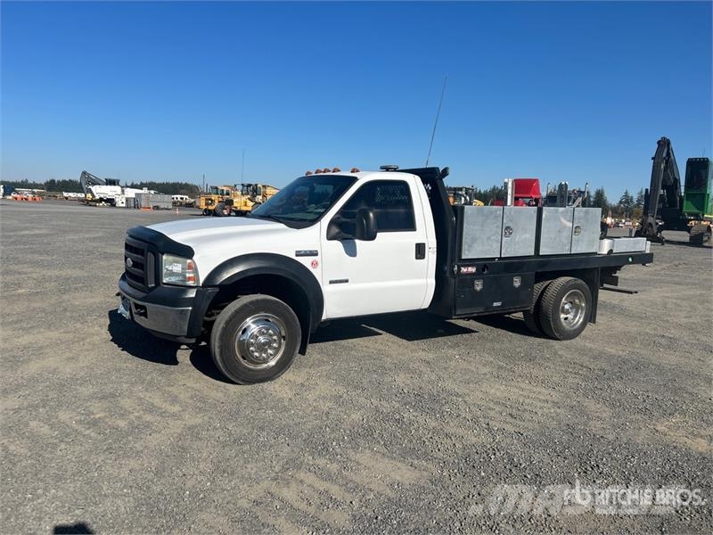 Ford F-550 Flatbed Truck Platformas/izkraušana no sāniem