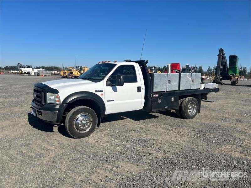 Ford F-550 Flatbed Truck Platformas/izkraušana no sāniem