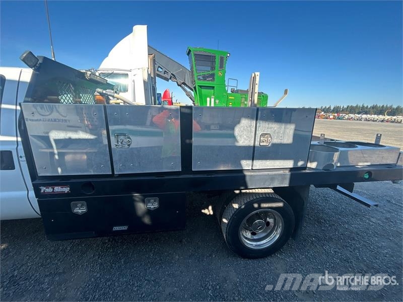 Ford F-550 Flatbed Truck Platformas/izkraušana no sāniem