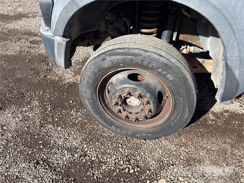 Ford F-550 XL 駕駛室與內部