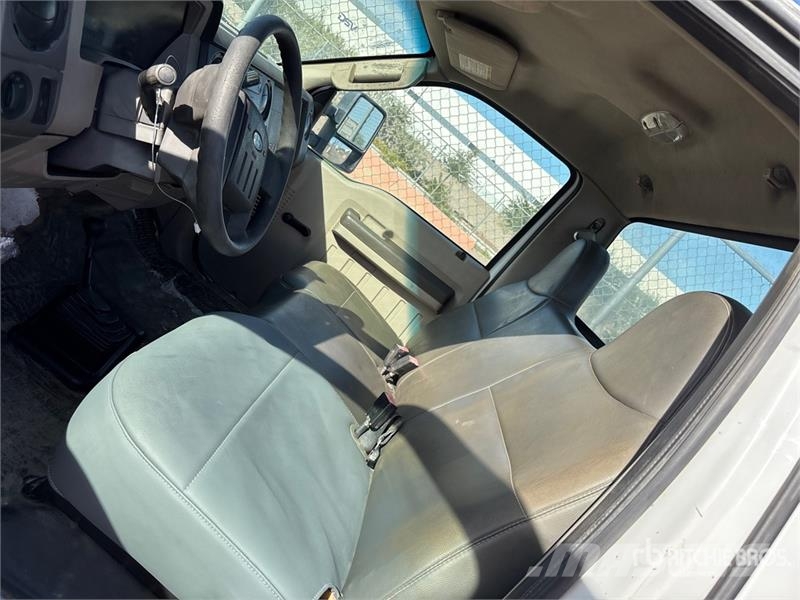Ford F-550 XL 駕駛室與內部