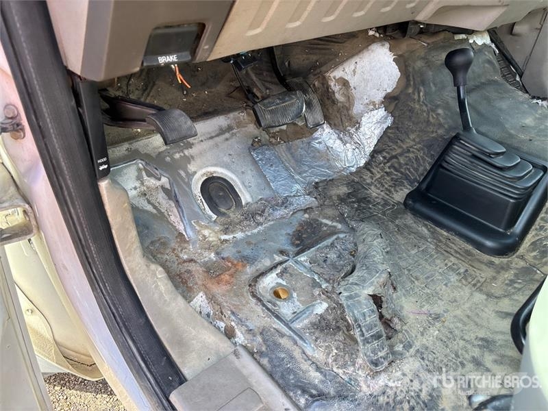 Ford F-550 XL 駕駛室與內部