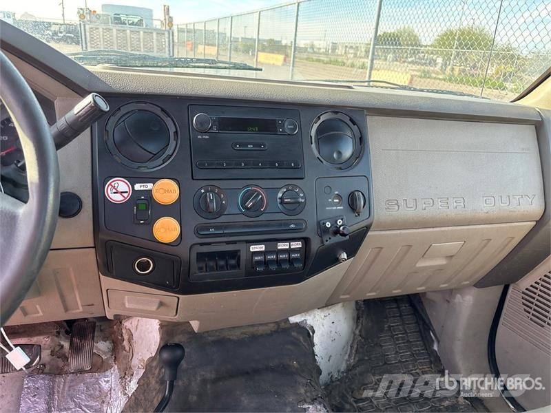 Ford F-550 XL 駕駛室與內部