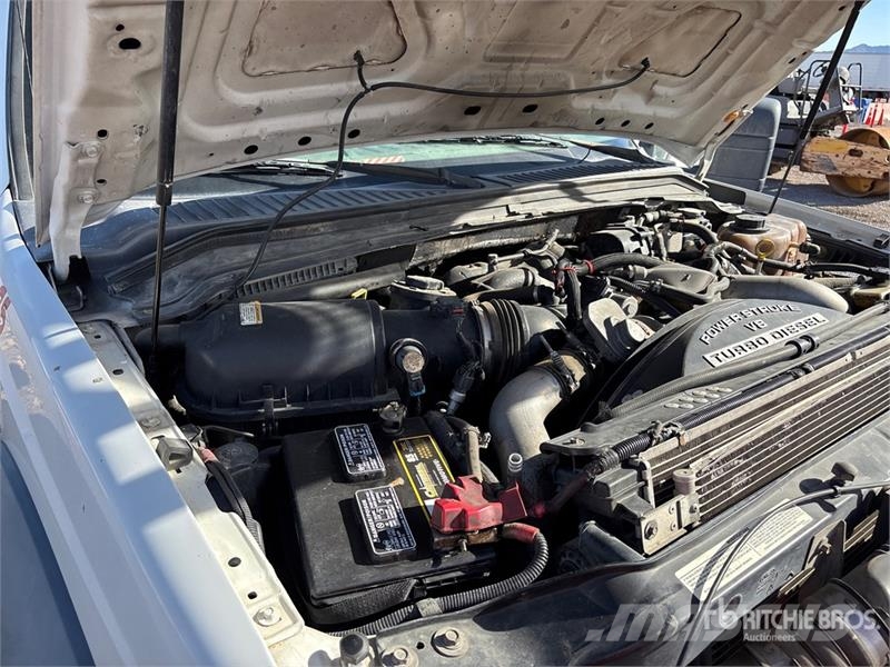 Ford F-550 XL 駕駛室與內部