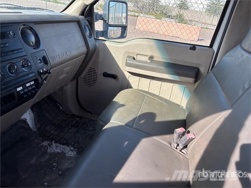 Ford F-550 XL 駕駛室與內部