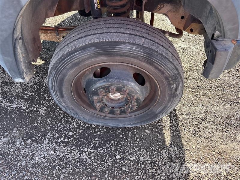 Ford F-550 XL 駕駛室與內部