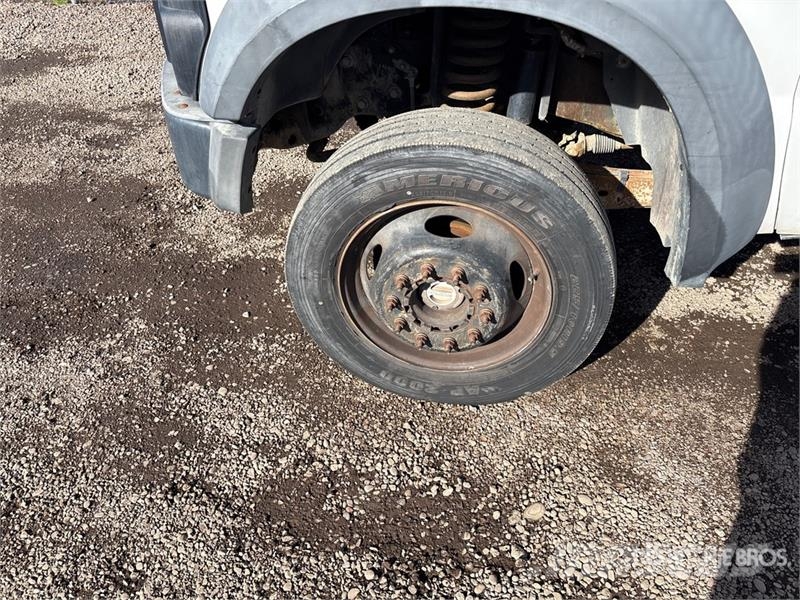 Ford F-550 XL 駕駛室與內部