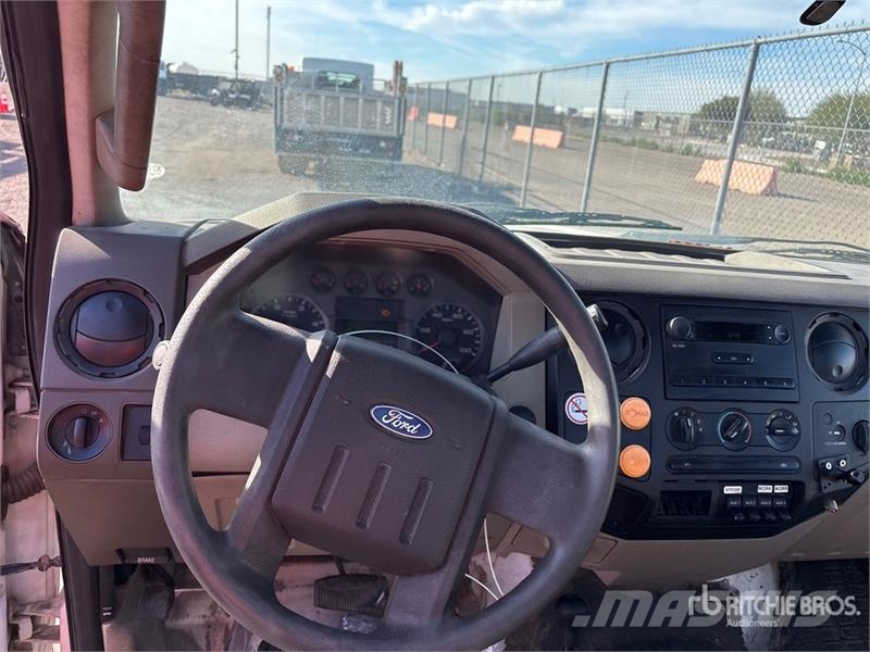 Ford F-550 XL 駕駛室與內部