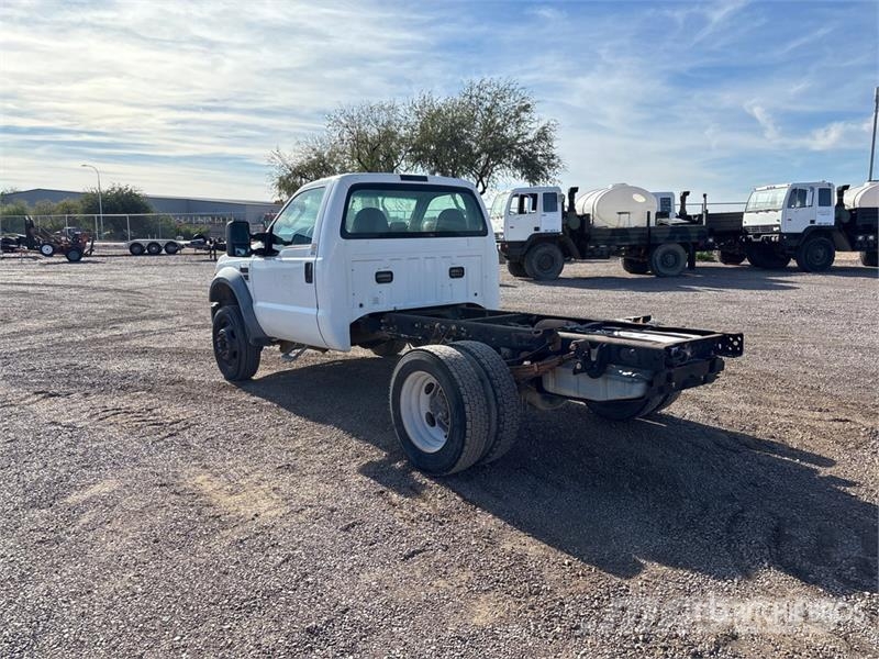 Ford F-550 XL 駕駛室與內部