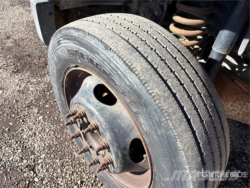 Ford F-550 XL 駕駛室與內部