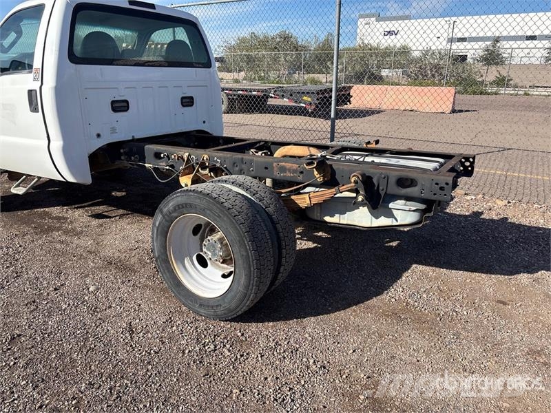 Ford F-550 XL 駕駛室與內部