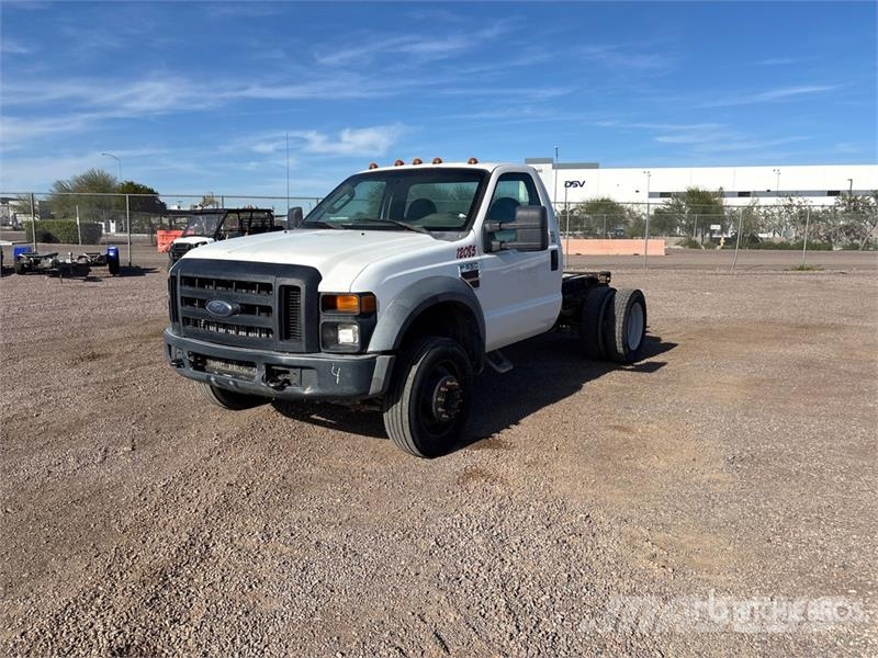Ford F-550 XL 駕駛室與內部