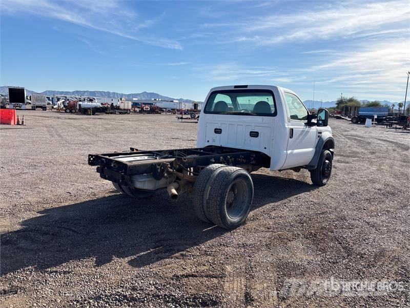 Ford F-550 XL 駕駛室與內部
