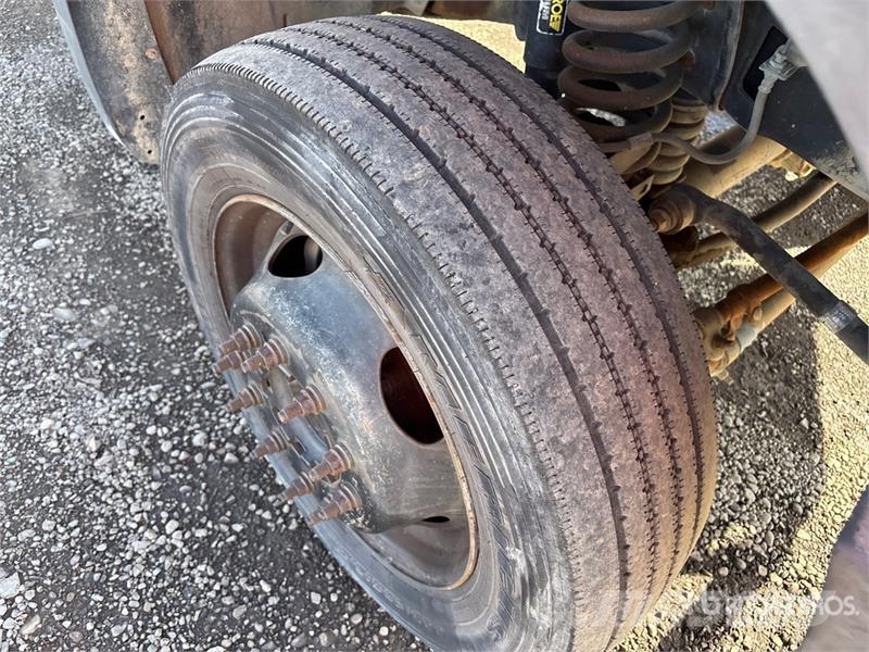 Ford F-550 XL 駕駛室與內部
