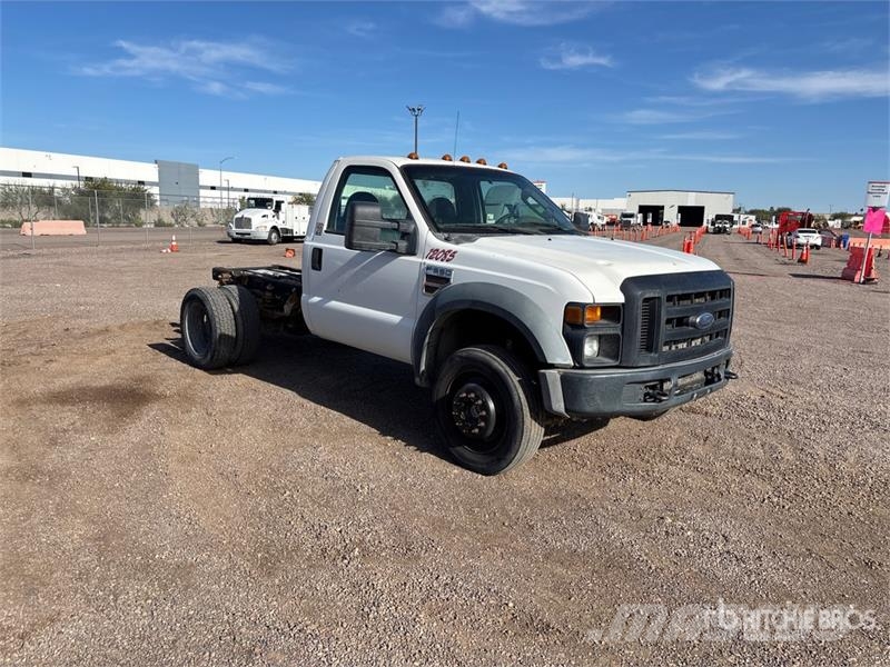 Ford F-550 XL 駕駛室與內部