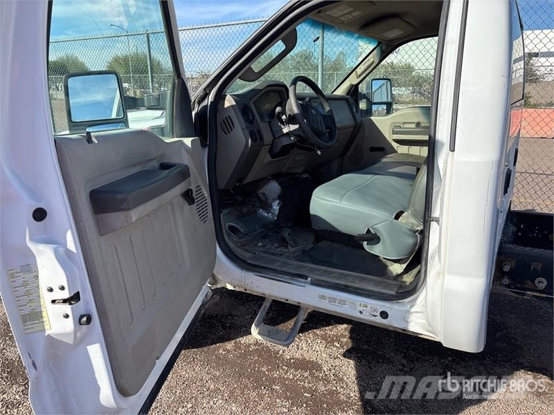 Ford F-550 XL 駕駛室與內部